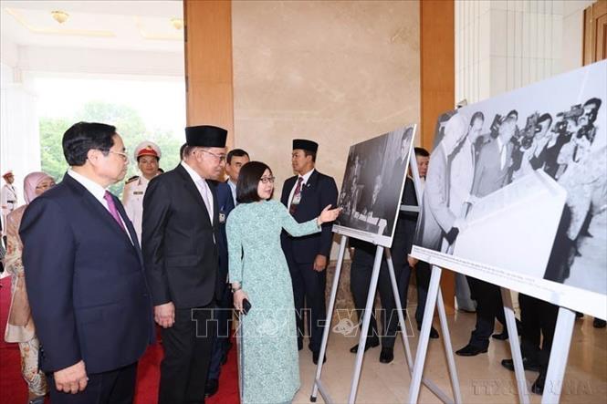 Thủ tướng Phạm Minh Chính và Thủ tướng Malaysia Anwar Ibrahim tham quan trưng bày một số hình ảnh nổi bật về quan hệ hợp tác giữa hai nước, do Thông tấn xã Việt Nam thực hiện (Hà Nội,  20/7/2023). Ảnh: Dương Giang - TTXVN