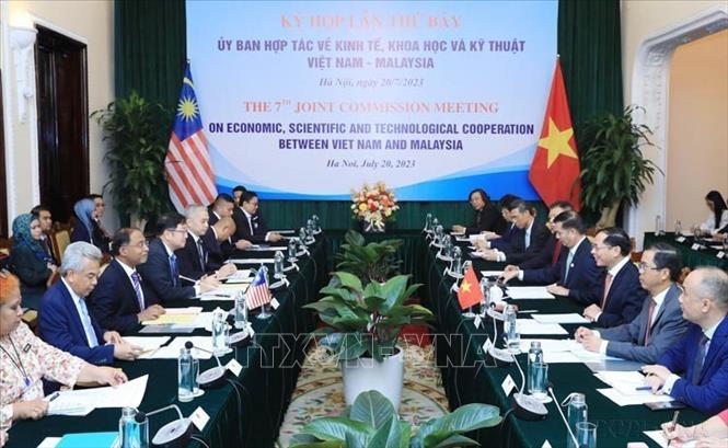 Bộ trưởng Ngoại giao Bùi Thanh Sơn và Bộ trưởng Ngoại giao Malaysia Zambry Abdul Kadir đồng chủ trì Kỳ họp lần thứ 7 Ủy ban hỗn hợp về Hợp tác Kinh tế, Khoa học và Kỹ thuật Việt Nam – Malaysia (Hà Nội,  20/7/2023). Ảnh: Lâm Khánh - TTXVN