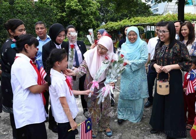 Phu nhân Thủ tướng Việt Nam, bà Lê Thị Bích Trân cùng Phu nhân Thủ tướng Malaysia, bà Dato’ Seri Dr. Wan Azizah binti Dr. Wan Ismail đến thăm làng trẻ em SOS Hà Nội, chiều 21/7/2023. Ảnh: Phạm Kiên - TTXVN