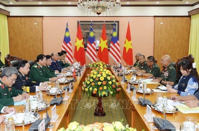  Thượng tướng Nguyễn Tân Cương, Thứ trưởng Bộ Quốc phòng hội đàm với Đại tướng Mohammad bin Ab Rahman, Tư lệnh Lực lượng Quốc phòng Malaysia trong chuyến thăm chính thức Việt Nam từ ngày 13 - 16/8/2024. Ảnh: Trọng Đức - TTXVN