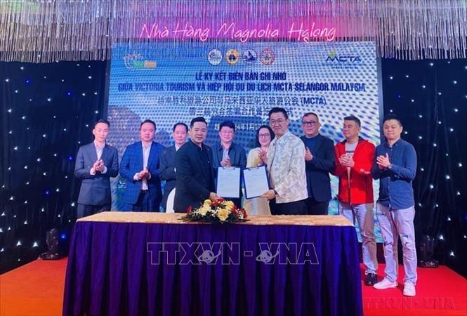 Công ty Victoria Tourism và Hiệp hội du lịch Selangor Malaysia ký biên bản ghi nhớ, xác lập mối quan hệ hợp tác lâu dài giữa hai đơn vị trong việc hợp tác quảng bá và xúc tiến các điểm đến du lịch tỉnh Quảng Ninh (17/1/2024). Ảnh: Thanh Vân-TTXVN