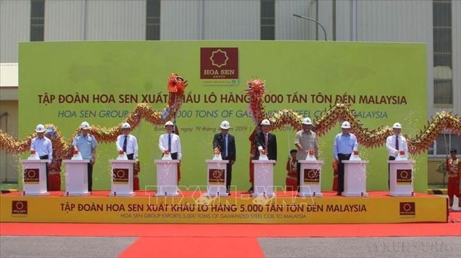 Nghi thức xuất khẩu lô hàng 5.000 tấn tôn Hoa Sen, giá trị hơn 4 triệu USD đến Malaysia của Tập đoàn Hoa Sen. Ảnh: Quốc Dũng – TTXVN