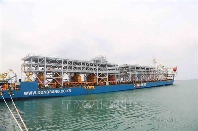 Ngày 14/4/2022, 9 module đầu tiên nặng 709 tấn do Công ty TNHH Công nghiệp nặng Doosan Việt Nam (Doosan Vina) sản xuất, lên tàu vận chuyển đến Nhà máy lọc hóa dầu Sarawak của Malaysia. Ảnh: Sỹ Thắng - TTXVN