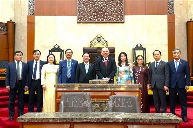 Phó Chủ tịch Quốc hội Nguyễn Khắc Định (thứ năm, trái sang) cùng Chủ tịch Hội đồng lập pháp bang Selangor Lau Weng San (thứ sáu, trái sang) tại phòng họp Hội đồng Lập pháp bang Selangor trong chuyến thăm và làm việc tại Malaysia (8/8/2024). Ảnh: Hằng Linh - TTXVN