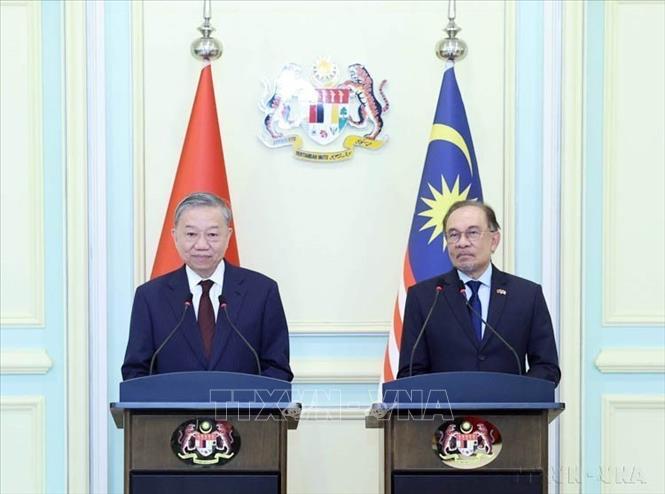 Tổng Bí thư Tô Lâm và Thủ tướng Malaysia Anwar Ibrahim tuyên bố nâng cấp quan hệ song phương lên Đối tác Chiến lược toàn diện, nhân chuyến thăm chính thức Malaysia của Tổng Bí thư Tô Lâm (21/11/2024). Ảnh: Thống Nhất – TTXVN