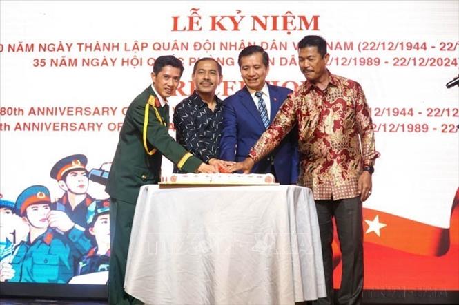Đại sứ quán Việt Nam và Văn phòng Tùy viên Quốc phòng Việt Nam tại Malaysia tổ chức lễ kỷ niệm 80 năm Ngày thành lập QĐND Việt Nam (22/12/1944-22/12/2024) và 35 năm Ngày Hội Quốc phòng toàn dân (22/12/1989-22/12/2024). Ảnh: Hằng Linh-TTXVN