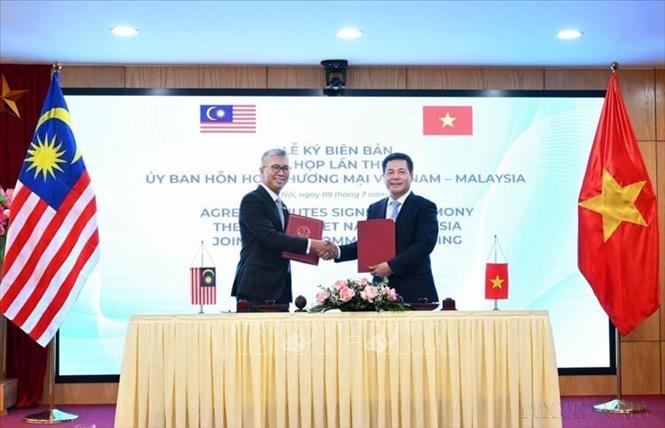 Bộ trưởng Bộ Công thương Nguyễn Hồng Diên và Bộ trưởng Bộ Đầu tư, Thương mại và Công nghiệp Malaysia Zafrul Abdul Aziz trao biên bản ký kết tại Kỳ họp thứ 4 Ủy ban Hỗn hợp Thương mại Việt Nam - Malaysia (Hà Nội, 9/7/2024). Ảnh: Trần Việt - TTXVN