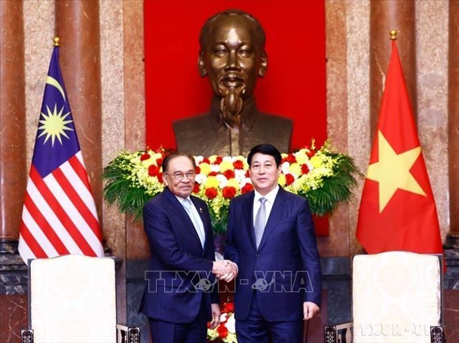 Chủ tịch nước Lương Cường tiếp Thủ tướng Malaysia Anwar Ibrahim nhân dịp sang dự Diễn đàn Tương lai ASEAN lần thứ 2, tổ chức tại Hà Nội (26/2/2025). Ảnh: Lâm Khánh – TTXVN