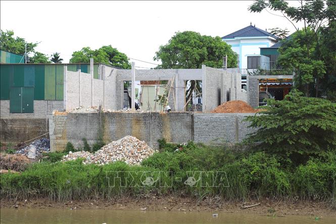 Một ngôi nhà đang xây dựng trên diện tích thuộc hành lang của Kênh Vách Bắc. Ảnh: Xuân Tiến - TTXVN 