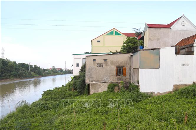 Tình trạng lấn chiếm hành lang kênh Vách Bắc trên địa bàn xã Đô Thành (huyện Yên Thành, Nghệ An) đã xảy ra ồ ạt từ nhiều năm qua. Ảnh: Xuân Tiến - TTXVN 