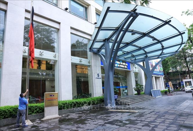 Treo cờ rủ Lễ Quốc tang nguyên Chủ tịch nước Trần Đức Lương tại trụ sở Thông tấn xã Việt Nam. Ảnh: Tuấn Anh  - TTXVN 