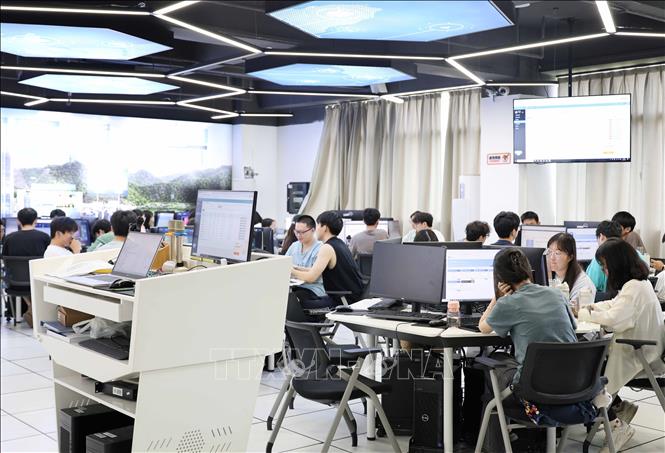 Một lớp học thực hành theo mô hình kết hợp giữa trường đại học nghề và doanh nghiệp tại trường Đại học Kỹ thuật và Nghề nghiệp Thâm Quyến. Ảnh: Công Tuyên - PV TTXVN tại Trung Quốc
