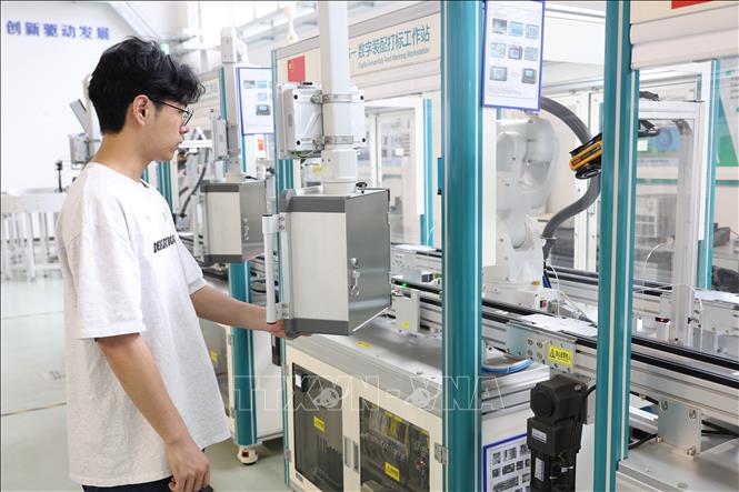 Sinh viên học nghề công nghệ cao tại Đại học Kỹ thuật và Nghề nghiệp Thâm Quyến. Ảnh: Công Tuyên - PV TTXVN tại Trung Quốc