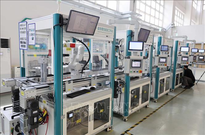 Mô hình đào tạo nhân tài công nghệ cao giữa Đại học Kỹ thuật và Nghề nghiệp Thâm Quyến và Tập đoàn công nghệ hàng đầu Trung Quốc Huawei cho phép sinh viên tiếp xúc với các công nghệ kỹ thuật số hàng đầu trong ngành ngay tại trường và thích nghi với các yêu cầu của doanh nghiệp.  Ảnh: Công Tuyên - PV TTXVN tại Trung Quốc