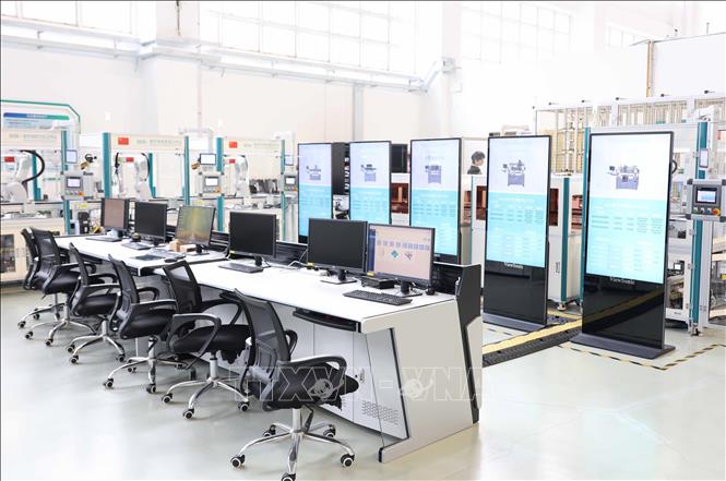 Mô hình đào tạo nhân tài công nghệ cao giữa Đại học Kỹ thuật và Nghề nghiệp Thâm Quyến và Tập đoàn công nghệ hàng đầu Trung Quốc Huawei giúp chương trình giảng dạy của nhà trường sẽ được tiêu chuẩn hóa, cho phép học sinh tiếp thu thông tin, công nghệ mới nhất. Ảnh: Công Tuyên - PV TTXVN tại Trung Quốc