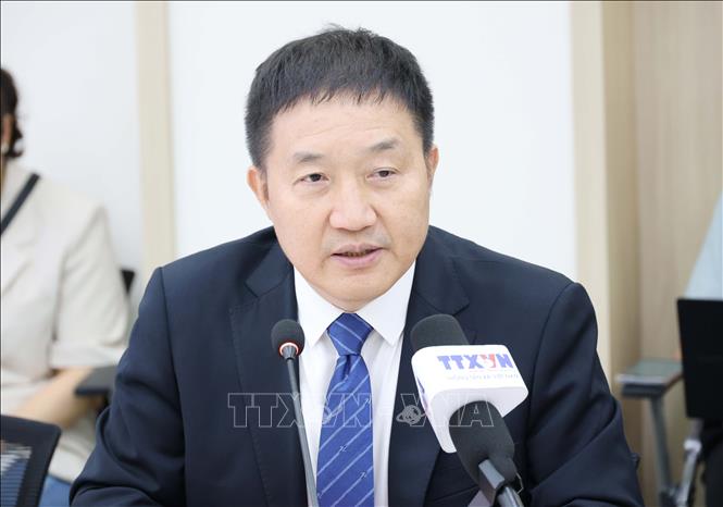Viện trưởng Học viện Kỹ thuật điện tử và thông tin, Đại học Kỹ thuật và Nghề nghiệp Thâm Quyến Tống Vinh chia sẻ với phóng viên TTXVN tại Trung Quốc về hiệu quả mô hình hợp tác giữa các trường đào tạo và doanh nghiệp. Ảnh: Công Tuyên - PV TTXVN tại Trung Quốc 