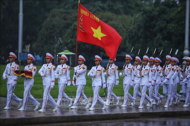 Lễ treo cờ rủ Quốc tang nguyên Chủ tịch nước Trần Đức Lương tại Quảng ...