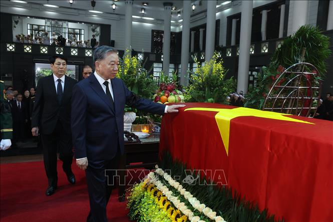 Đoàn Ban chấp hành Trung ương Đảng do Tổng Bí thư Tô Lâm dẫn đầu vào viếng nguyên Chủ tịch nước Trần Đức Lương. Ảnh: TTXVN