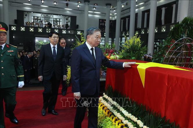 Đoàn Ban chấp hành Trung ương Đảng do Tổng Bí thư Tô Lâm dẫn đầu vào viếng nguyên Chủ tịch nước Trần Đức Lương. Ảnh: TTXVN