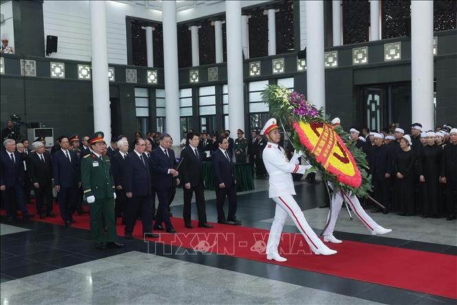 Đoàn Ban chấp hành Trung ương Đảng do Tổng Bí thư Tô Lâm dẫn đầu vào viếng nguyên Chủ tịch nước Trần Đức Lương. Ảnh: TTXVN