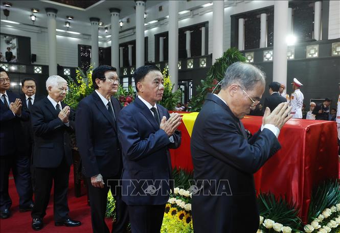 Đoàn Ban chấp hành Trung ương Đảng do Tổng Bí thư Tô Lâm dẫn đầu vào viếng nguyên Chủ tịch nước Trần Đức Lương. Ảnh: TTXVN