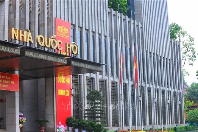 Nghi thức treo cờ rủ Lễ Quốc tang nguyên Chủ tịch nước Trần Đức Lương Tòa nhà Quốc hội. Ảnh: Tuấn Anh  - TTXVN