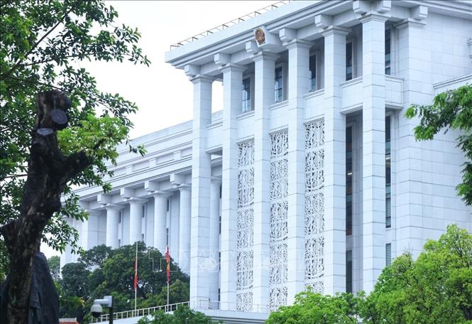 Nghi thức treo cờ rủ Lễ Quốc tang nguyên Chủ tịch nước Trần Đức Lương tại Văn phòng Chính phủ. Ảnh: Tuấn Anh  - TTXVN