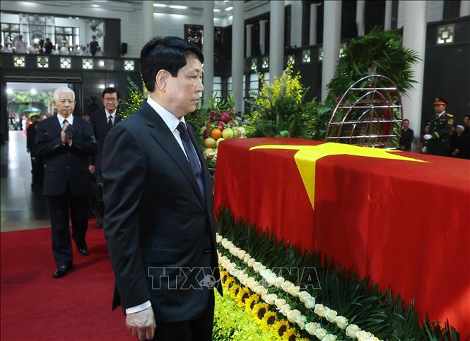 Đoàn Chủ tịch nước do Chủ tịch nước Lương Cường dẫn đầu vào viếng nguyên Chủ tịch nước Trần Đức Lương. Ảnh: TTXVN  