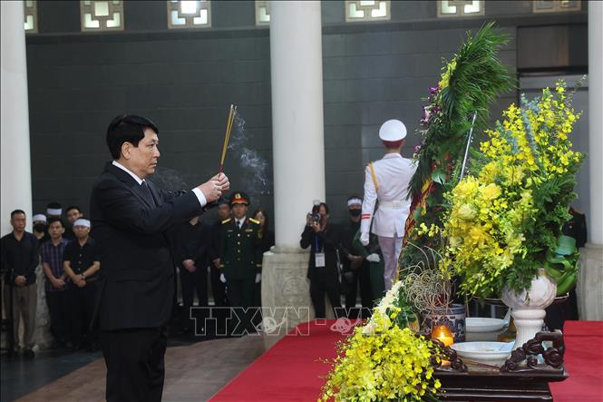 Đoàn Chủ tịch nước do Chủ tịch nước Lương Cường dẫn đầu vào viếng nguyên Chủ tịch nước Trần Đức Lương. Ảnh: TTXVN  