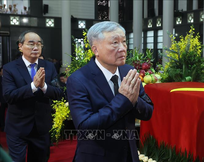 Phó Thủ tướng Thường trực Nguyễn Hoà Bình viếng nguyên Chủ tịch nước Trần Đức Lương. Ảnh: TTXVN  