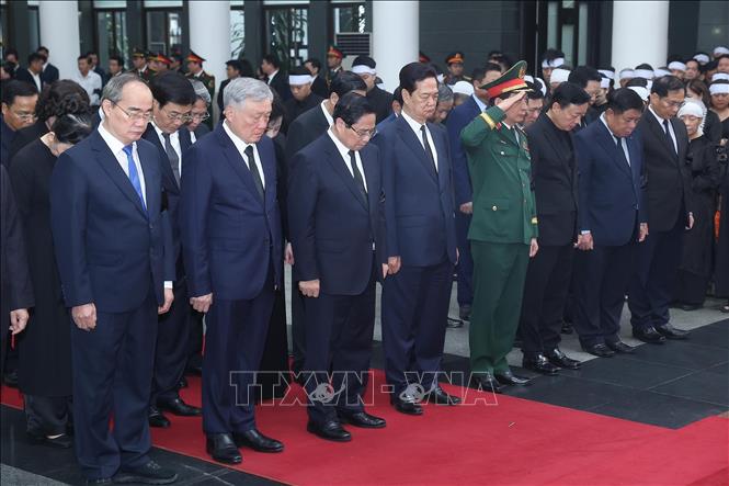 Đoàn Chính phủ do Thủ tướng Phạm Minh Chính dẫn đầu vào viếng nguyên Chủ tịch nước Trần Đức Lương. Ảnh: TTXVN  