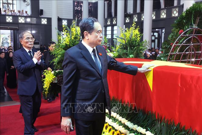 Đoàn Quốc hội do Chủ tịch Quốc hội Trần Thanh Mẫn dẫn đầu vào viếng nguyên Chủ tịch nước Trần Đức Lương. Ảnh: TTXVN  