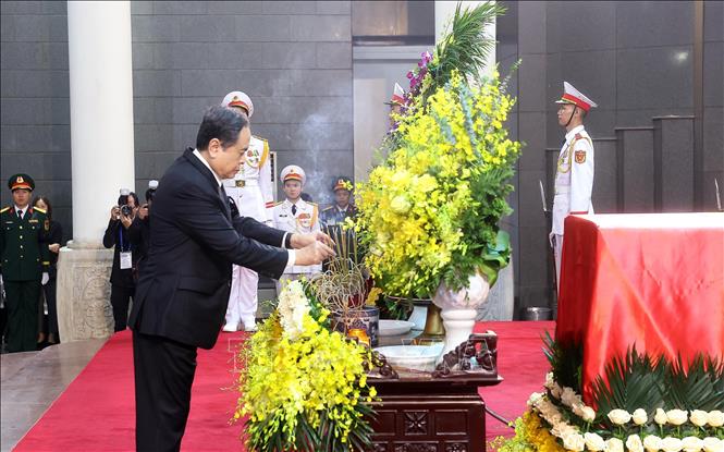 Đoàn Quốc hội do Chủ tịch Quốc hội Trần Thanh Mẫn dẫn đầu vào viếng nguyên Chủ tịch nước Trần Đức Lương. Ảnh: TTXVN  