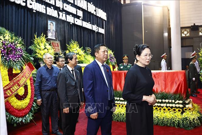 Đoàn Chính phủ do Thủ tướng Phạm Minh Chính dẫn đầu vào viếng nguyên Chủ tịch Trần Đức Lương. Ảnh: TTXVN