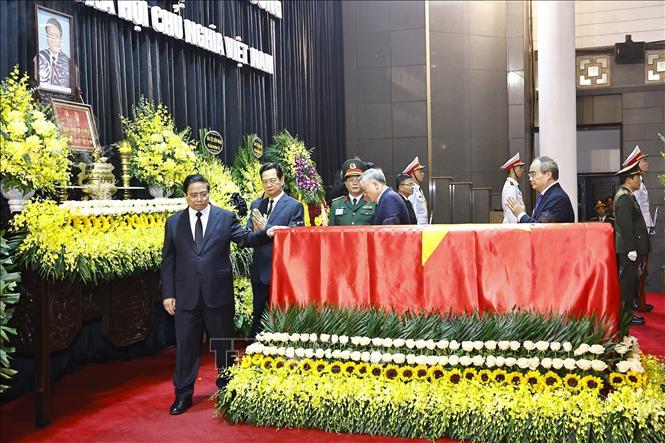 Đoàn Chính phủ do Thủ tướng Phạm Minh Chính dẫn đầu vào viếng nguyên Chủ tịch Trần Đức Lương. Ảnh: TTXVN