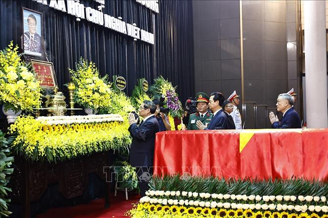 Đoàn Chính phủ do Thủ tướng Phạm Minh Chính dẫn đầu vào viếng nguyên Chủ tịch Trần Đức Lương. Ảnh: TTXVN