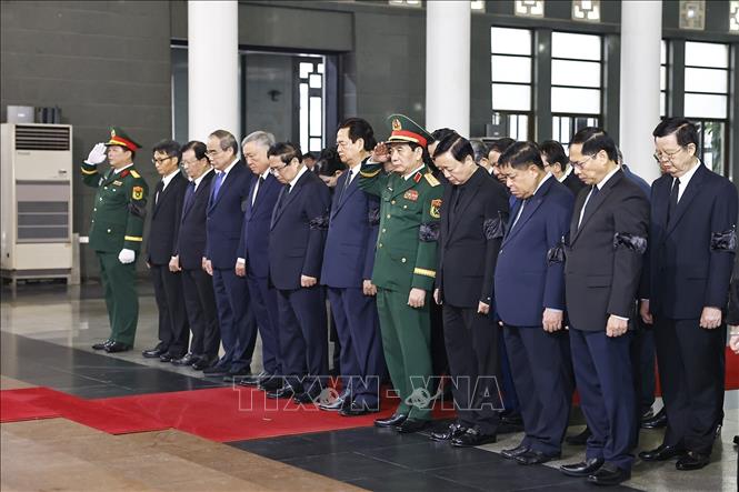 Đoàn Chính phủ do Thủ tướng Phạm Minh Chính dẫn đầu vào viếng nguyên Chủ tịch Trần Đức Lương. Ảnh: TTXVN