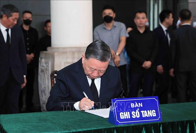 Tổng Bí thư Tô Lâm ghi sổ tang tại lễ viếng nguyên Chủ tịch nước Trần Đức Lương. Ảnh: TTXVN