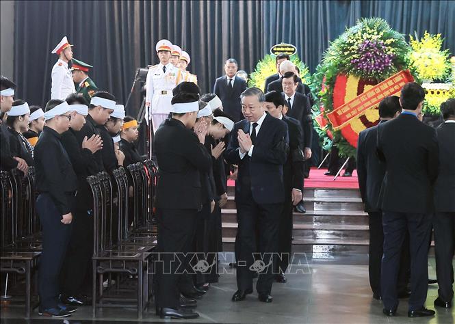 Tổng Bí thư Tô Lâm chia buồn cùng tang quyến nguyên Chủ tịch nước Trần Đức Lương. Ảnh: TTXVN