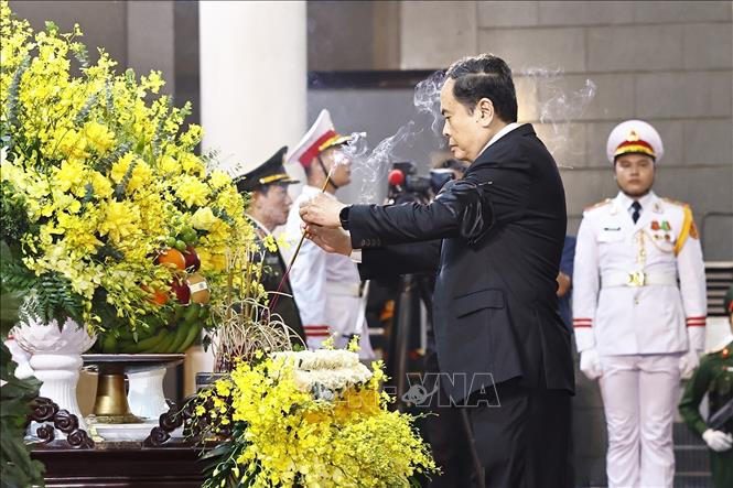 Đoàn Quốc hội do Chủ tịch Quốc hội Trần Thanh Mẫn dẫn đầu vào viếng nguyên Chủ tịch nước Trần Đức Lương. Ảnh: TTXVN