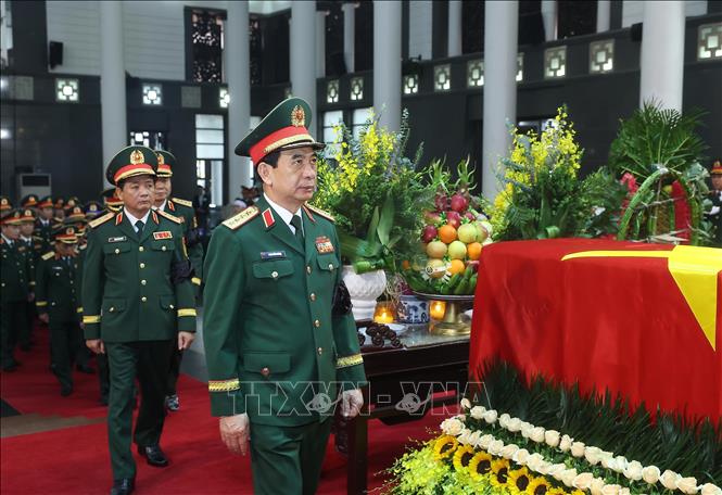 Đoàn Quân uỷ Trung ương - Bộ Quốc phòng do Đại tướng Phan Văn Giang, Uỷ viên Bộ Chính trị, Phó Bí thư Quân uỷ Trung ương, Bộ trưởng Bộ Quốc phòng dẫn đầu viếng nguyên Chủ tịch nước Trần Đức Lương. Ảnh: TTXVN  