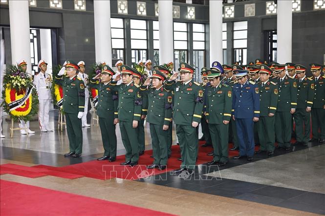 Đoàn Quân ủy Trung ương, Bộ Quốc phòng vào viếng nguyên Chủ tịch nước Trần Đức Lương. Ảnh: TTXVN