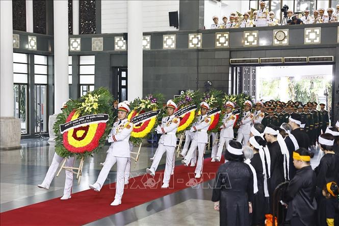 Đoàn Quân ủy Trung ương, Bộ Quốc phòng vào viếng nguyên Chủ tịch nước Trần Đức Lương. Ảnh: TTXVN