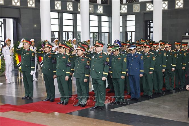 Đoàn Quân ủy Trung ương, Bộ Quốc phòng vào viếng nguyên Chủ tịch nước Trần Đức Lương. Ảnh: TTXVN