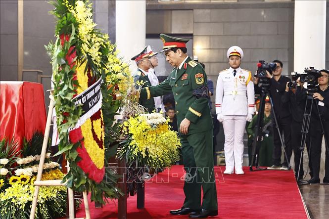 Đoàn Quân ủy Trung ương, Bộ Quốc phòng vào viếng nguyên Chủ tịch nước Trần Đức Lương. Ảnh: TTXVN