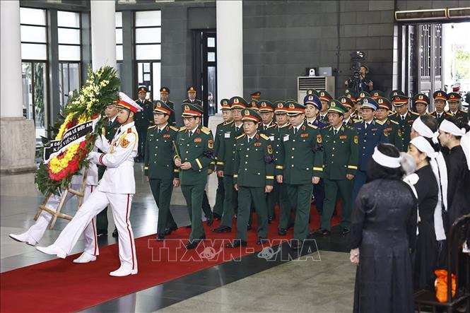 Đoàn Quân ủy Trung ương, Bộ Quốc phòng vào viếng nguyên Chủ tịch nước Trần Đức Lương. Ảnh: TTXVN