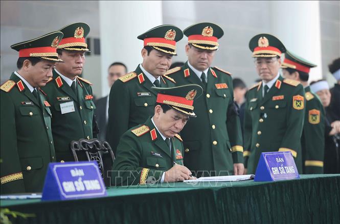 Đại tướng Phan Văn Giang, Phó Bí thư Quân ủy Trung ương, Bộ trưởng Bộ Quốc phòng ghi sổ tang tại lễ viếng nguyên Chủ tịch nước Trần Đức Lương. Ảnh: TTXVN