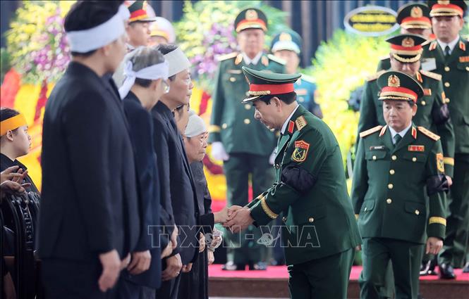 Đại tướng Phan Văn Giang, Phó Bí thư Quân ủy Trung ương, Bộ trưởng Bộ Quốc phòng chia buồn cùng tang quyến nguyên Chủ tịch nước Trần Đức Lương. Ảnh: TTXVN