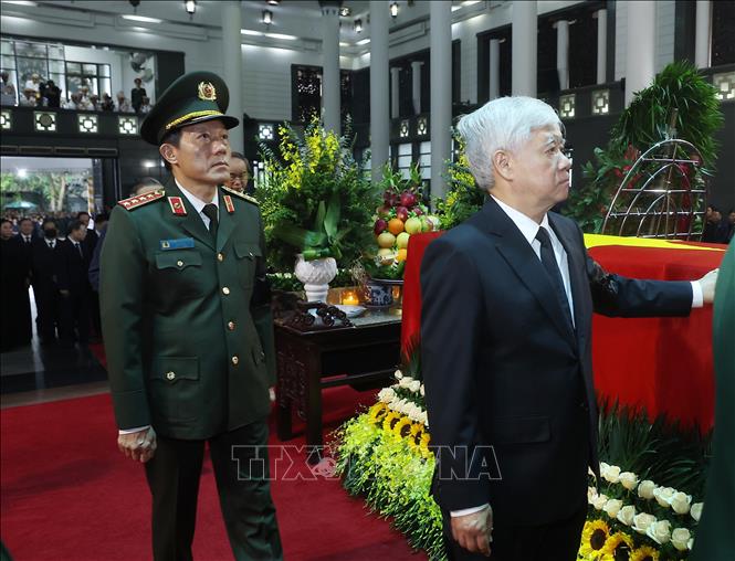 Đoàn Ban Chấp hành Trung ương Đảng Cộng sản Việt Nam viếng nguyên Chủ tịch Trần Đức Lương. Ảnh: TTXVN  