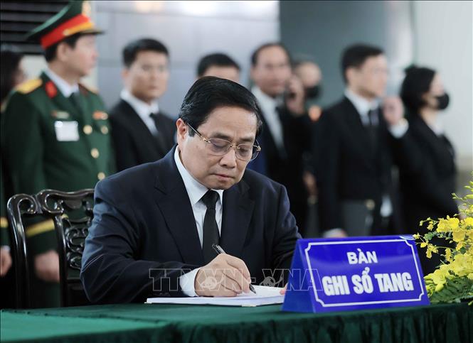 Thủ tướng Phạm Minh Chính ghi sổ tang tại lễ viếng nguyên Chủ tịch nước Trần Đức Lương. Ảnh: TTXVN